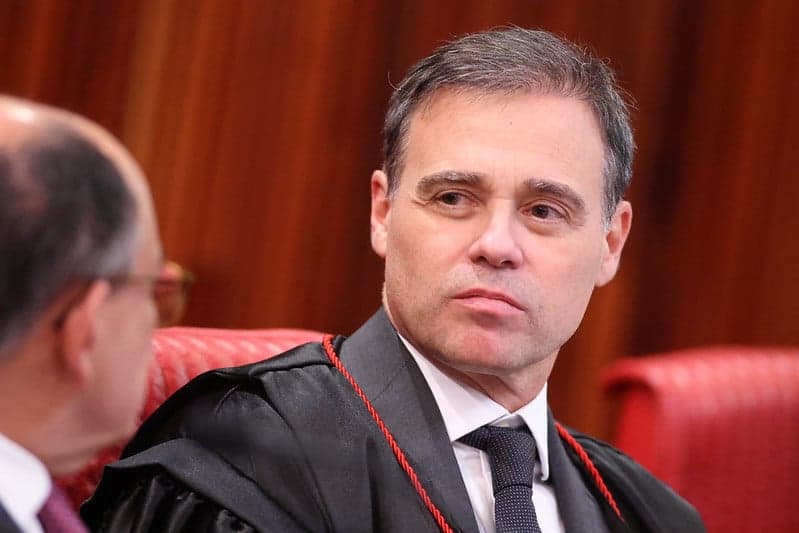 TSE avalia proibição de campanhas políticas em WhatsApp antes do segundo turno
