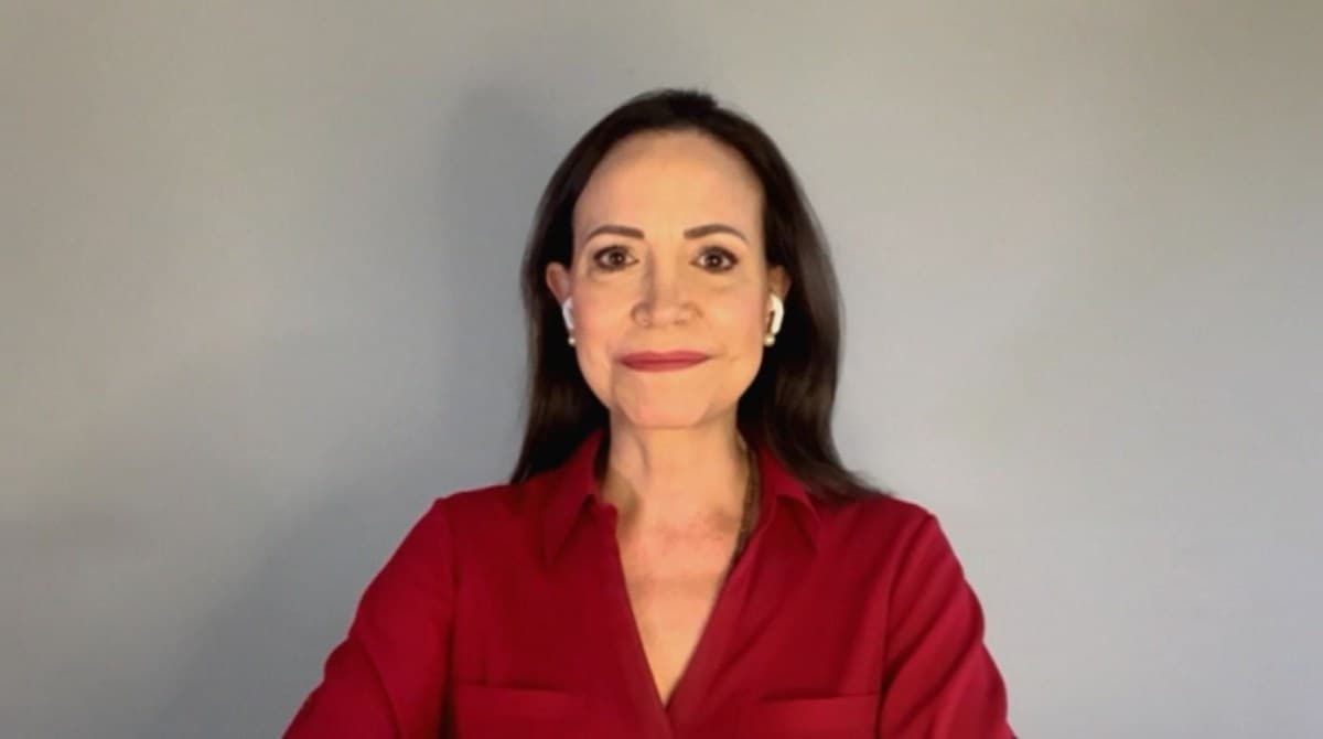 María Corina Machado pede eleições na Venezuela e defende transparência na gestão de petróleo