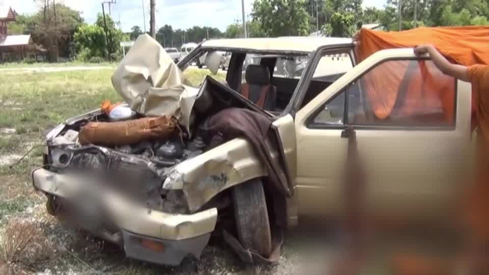 Caminhonete atropela monges na Tailândia, resultando em mortos e feridos