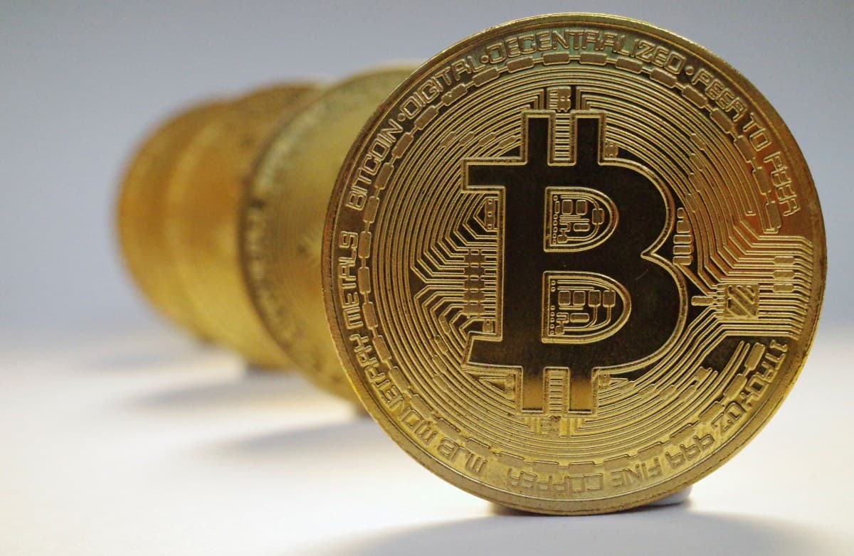 Bitcoin e Ethereum apresentam alta enquanto mercado aguarda decisões do Fed