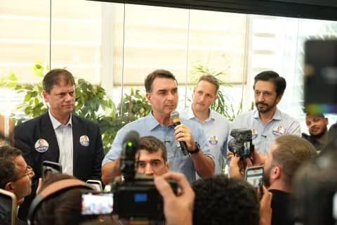 Flávio Bolsonaro sugere rever percentual de etanol na gasolina