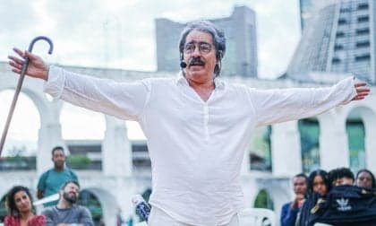 Espetáculo provoca reflexão sobre o Brasil com Darcy Ribeiro