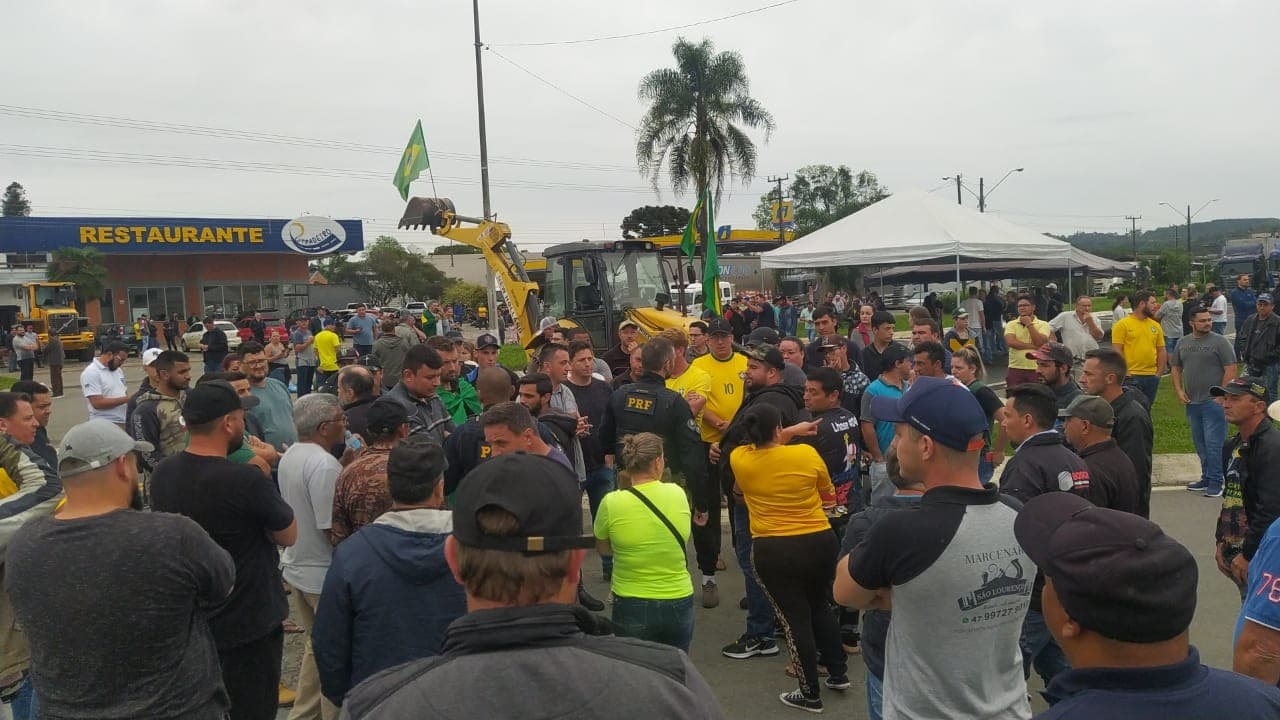 Câmara aprova anistia de multas a caminhoneiros após bloqueios de 2022