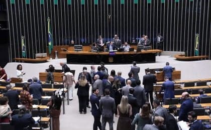 Câmara limita multas e muda regras para partidos políticos