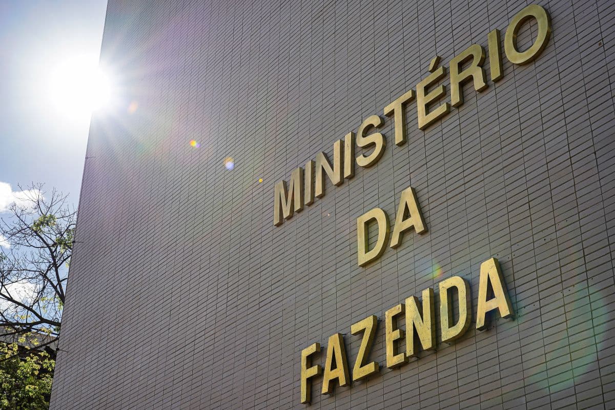 Governo prevê superávit de R$ 73 bilhões em 2027