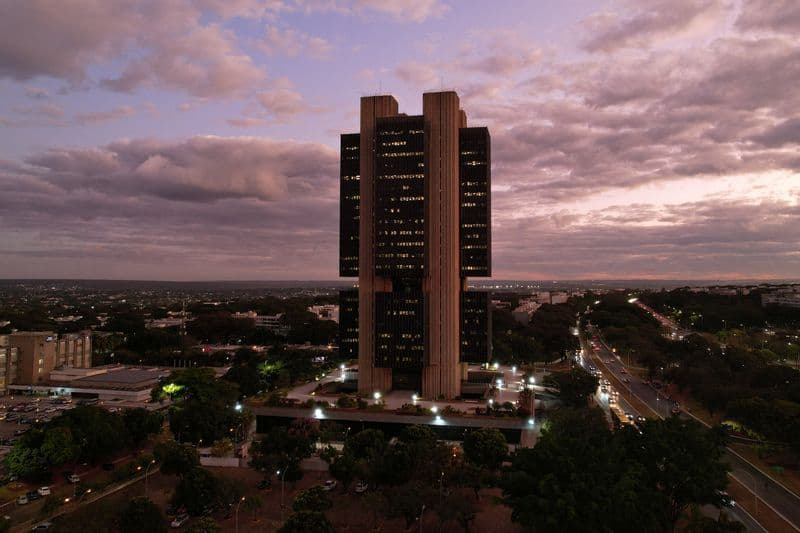Projeção do IPCA sobe para 4,71%, superando meta do governo