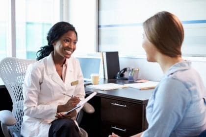Queda de cabelo preocupa mulheres jovens em consultórios dermatológicos