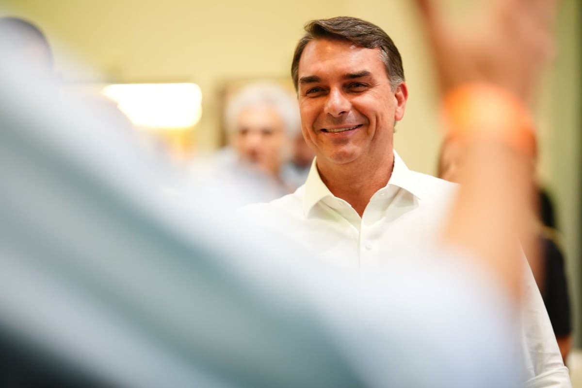 Flávio Bolsonaro se prepara para sabatina na TV Globo sem agenda de campanha