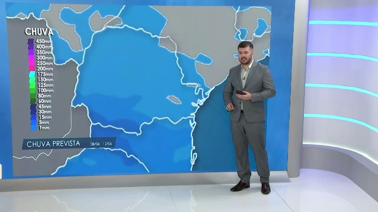 Produtores de feijão em Realeza monitoram clima para colheita