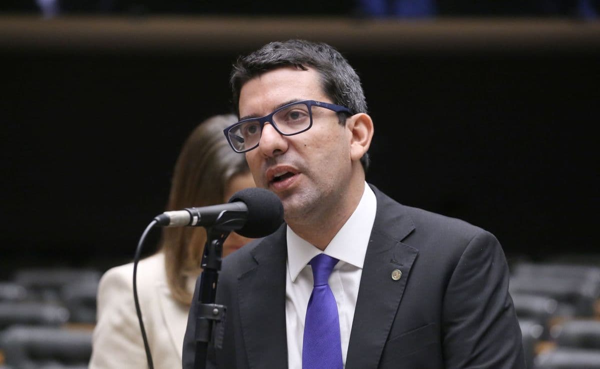 Deputado é alvo de operação por suspeita de superfaturamento em contratos