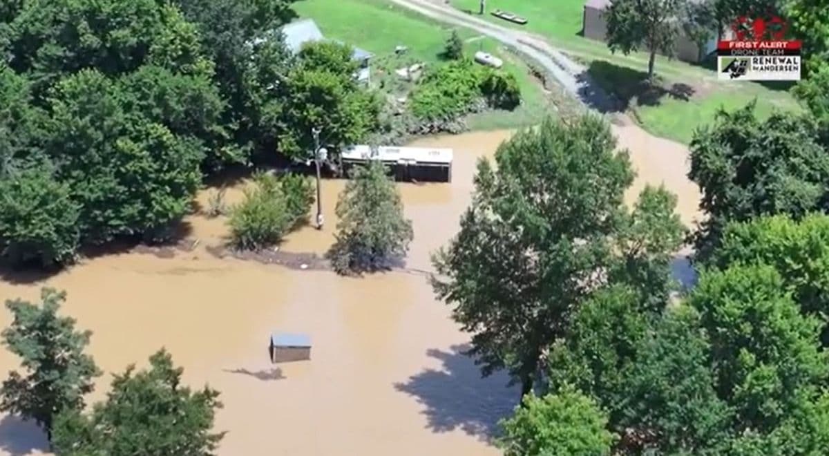 Enchentes no Missouri seguem após chuva de 300mm e provocam desastre