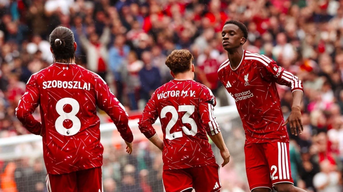 Liverpool empata com Nottingham Forest e busca primeira vitória