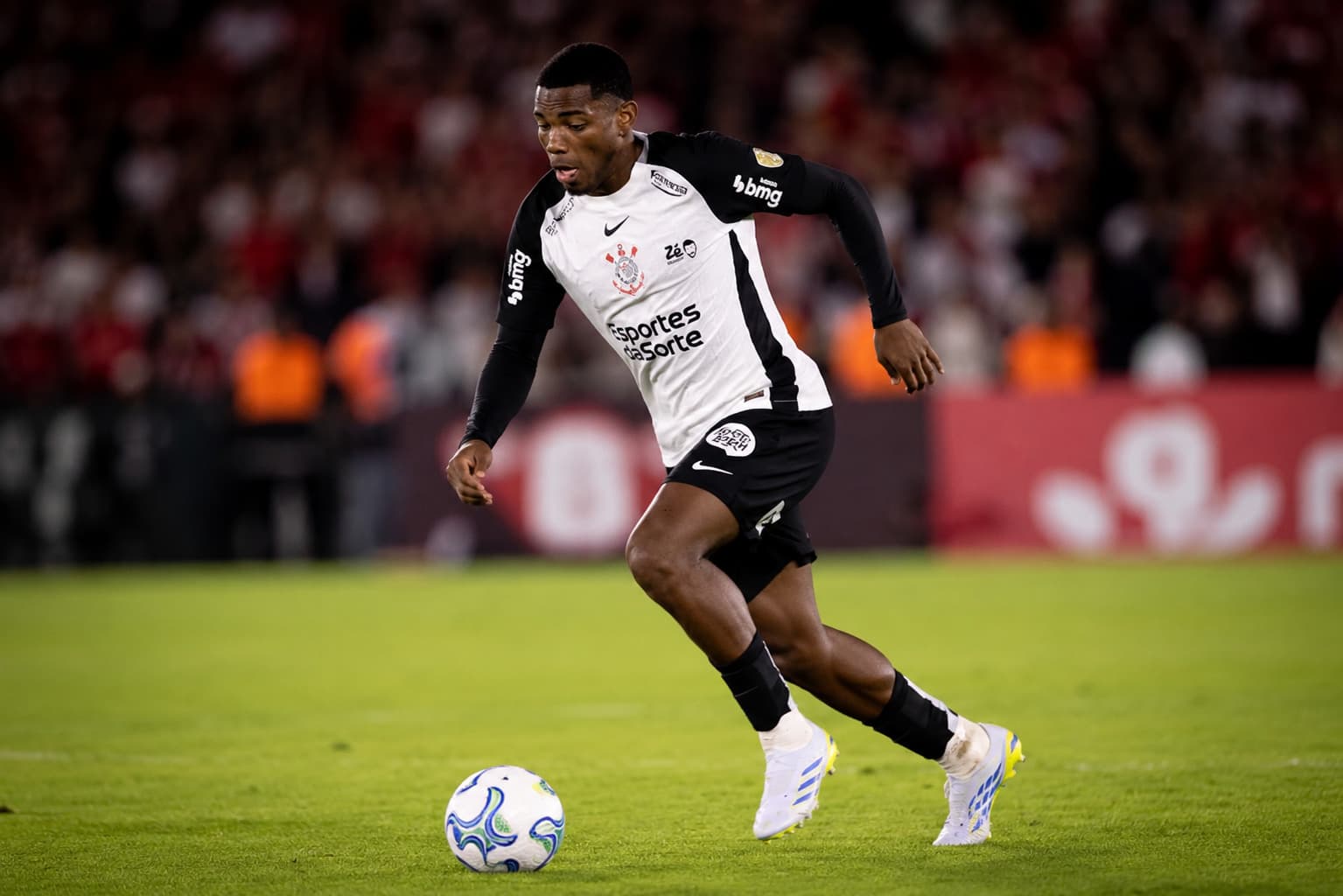 Corinthians tem três suspensos antes do jogo com a Chapecoense e encara incertezas no mercado por André