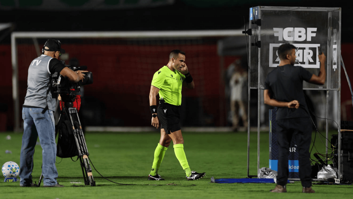 Vitória defende Luan Cândido contra críticas de Abel Ferreira