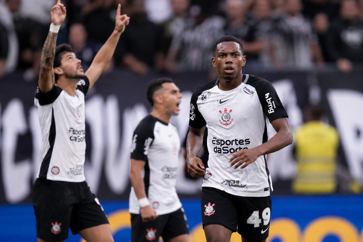 Corinthians empata com o Vitória e anuncia saída de Marcelo Paz em meio à luta contra o rebaixamento