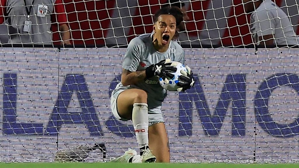 Carlinha brilha na conquista do Brasileirão Feminino e faz declaração política