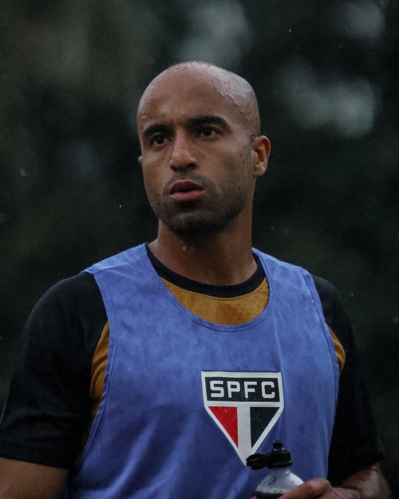 Lucas Moura retorna ao São Paulo após lesão e pode estrear contra o Vitória