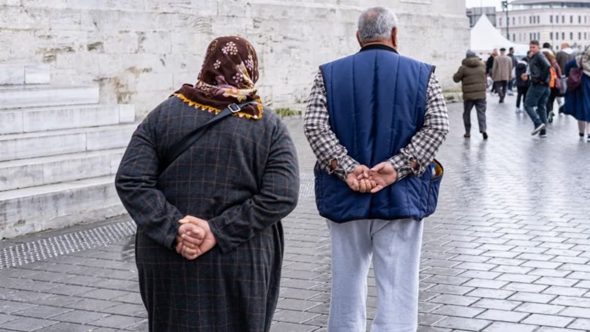 Postura com mãos para trás e suas impressões na comunicação não verbal