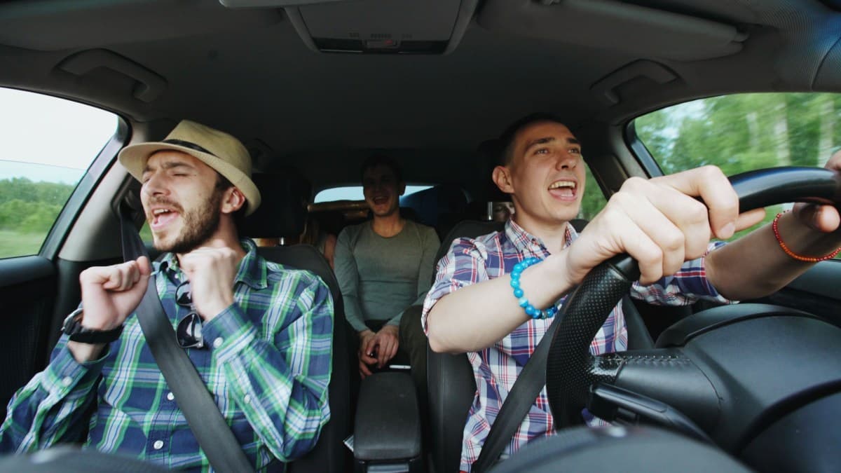 Cantar no carro reduz estresse e melhora saúde, diz estudo