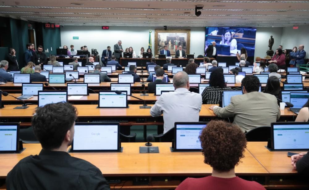 CCJ aprova proposta que proíbe casamento abaixo de 16 anos