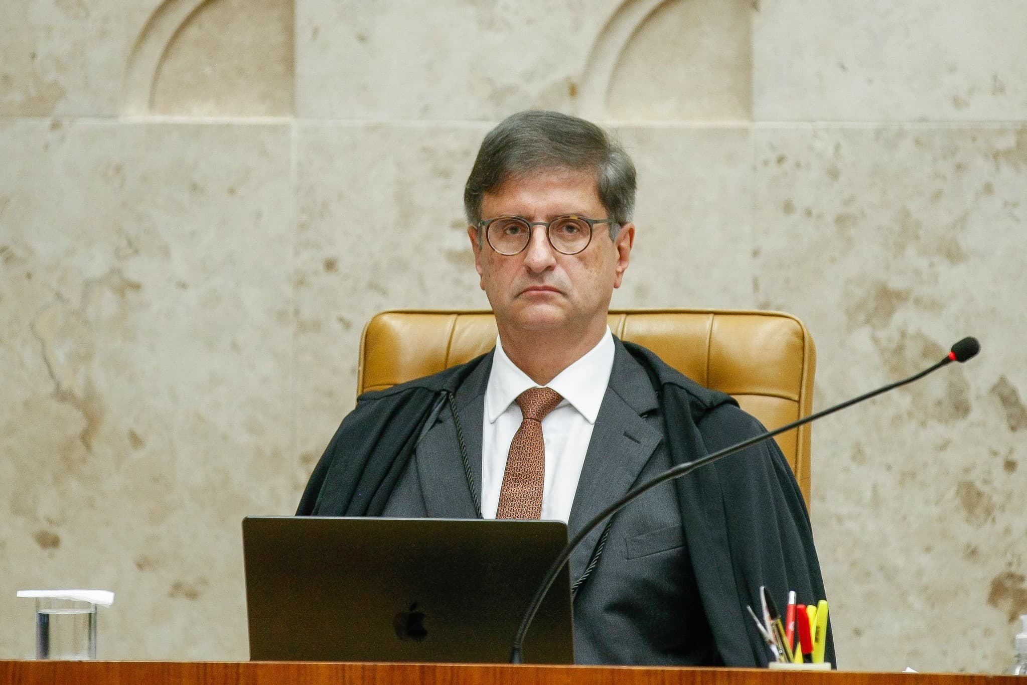 Mensagens revelam proximidade entre procurador-geral e banqueiro em investigação
