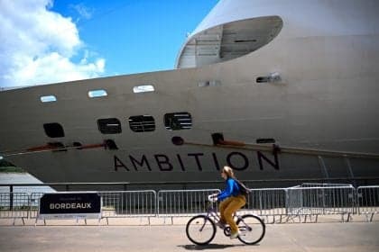Navio de cruzeiro com 1.700 pessoas enfrenta surto em Bordeaux