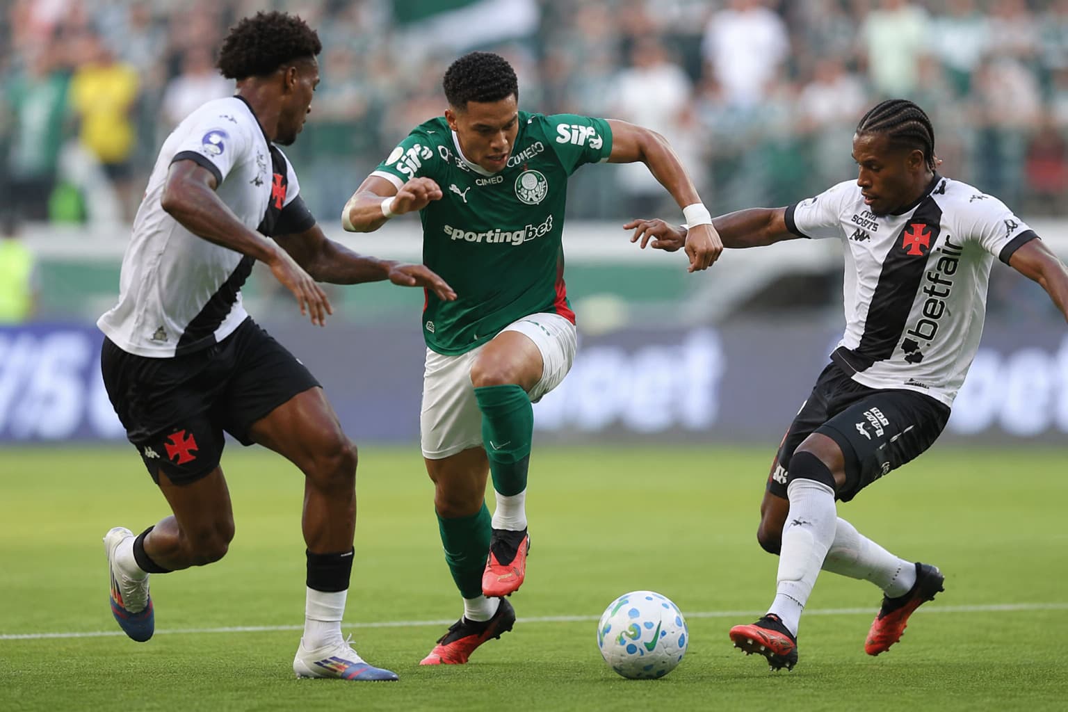 Palmeiras avança à semifinal da Libertadores nos pênaltis após drama em Quito; Abel é expulso e desfalca ida