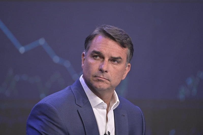 Flávio Bolsonaro defende combate às queimadas e castração química em Manaus
