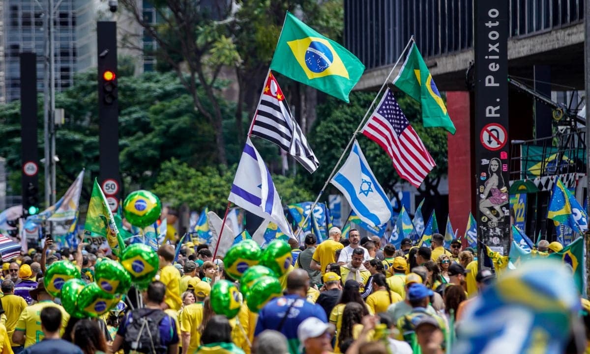 Avenida Paulista recebe apoio a Flávio Bolsonaro em ato carnavalesco
