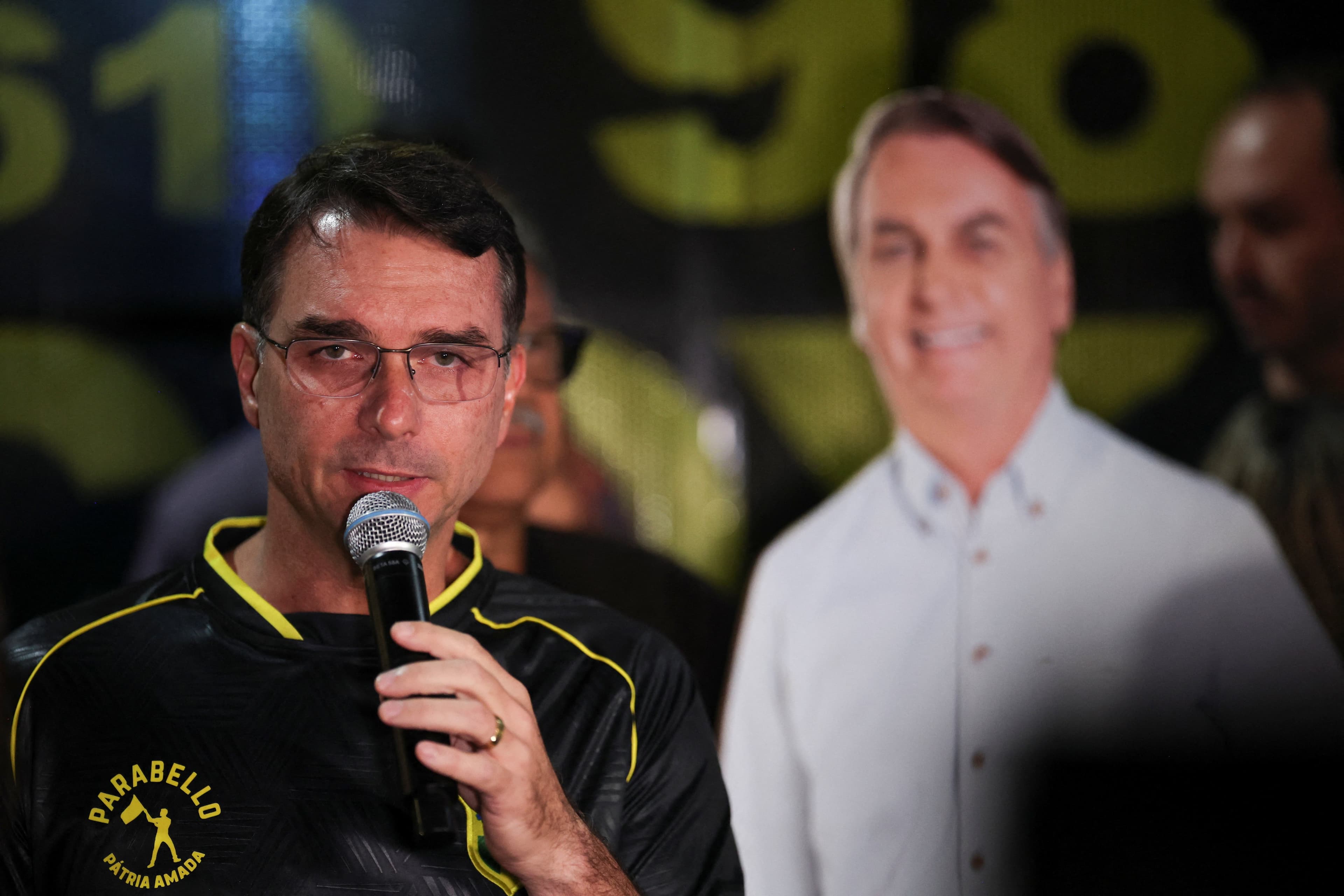 Flávio Bolsonaro enfrenta crise após revelação de financiamento polêmico
