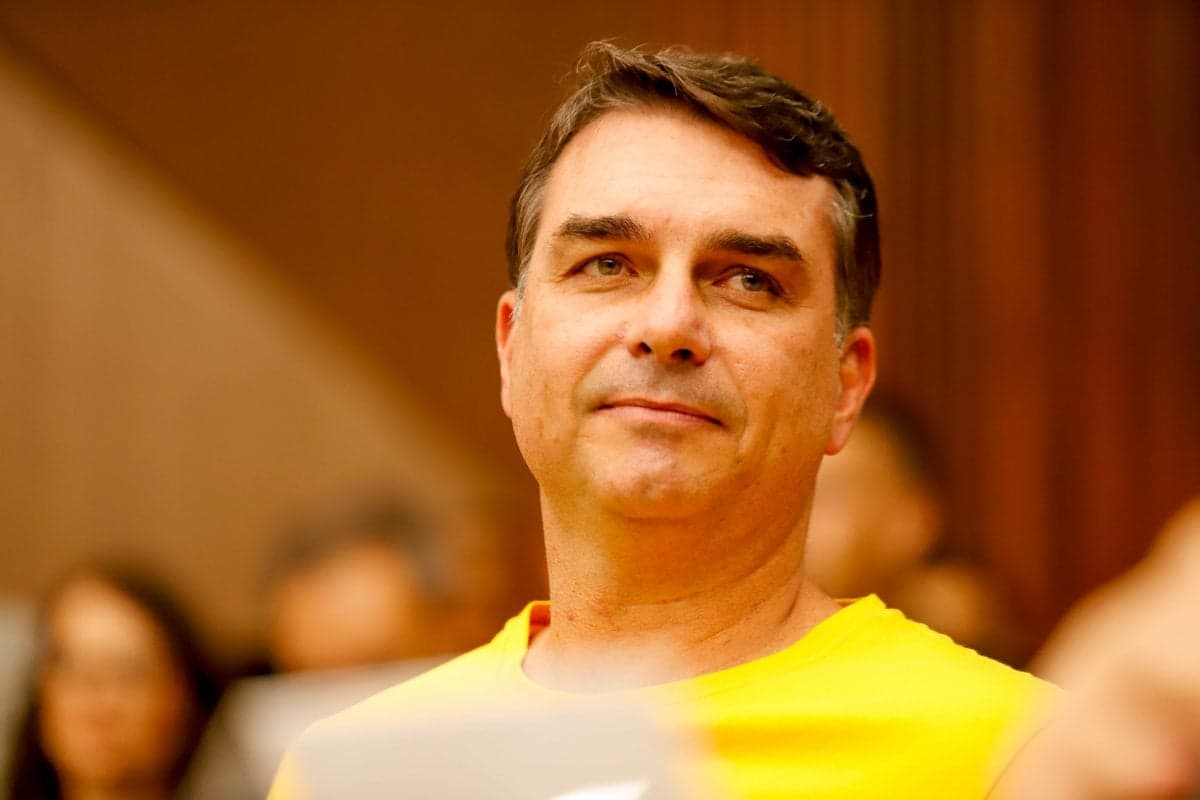 Flávio Bolsonaro sob investigação por emenda que favoreceu banco