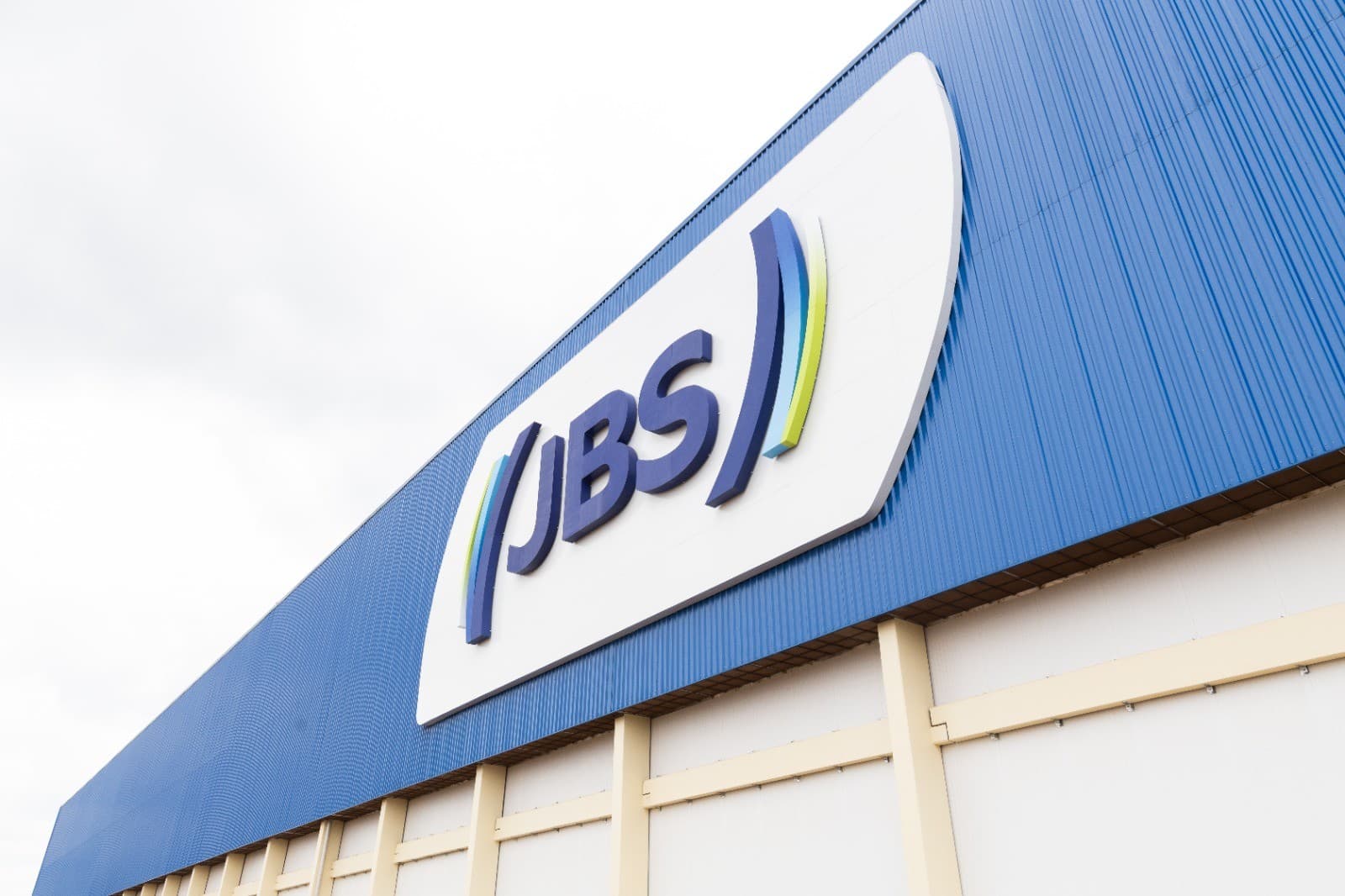JBS conquista decisão favorável em disputa arbitral com fundos estrangeiros
