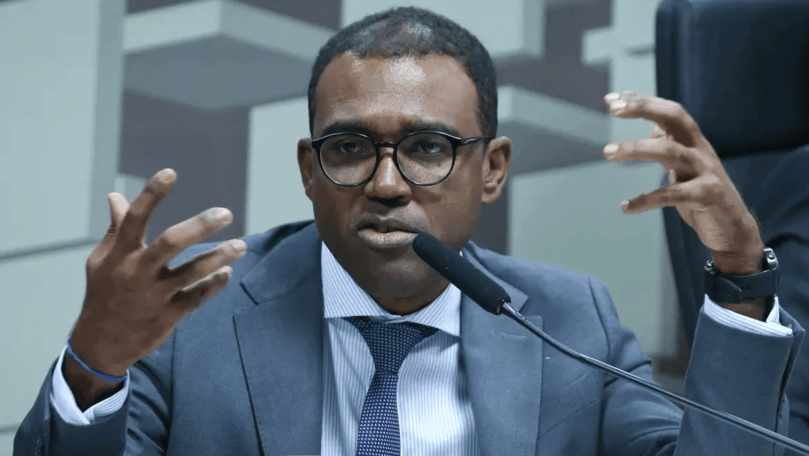 Diretor do BC fala sobre liquidações de bancos e comoção nacional