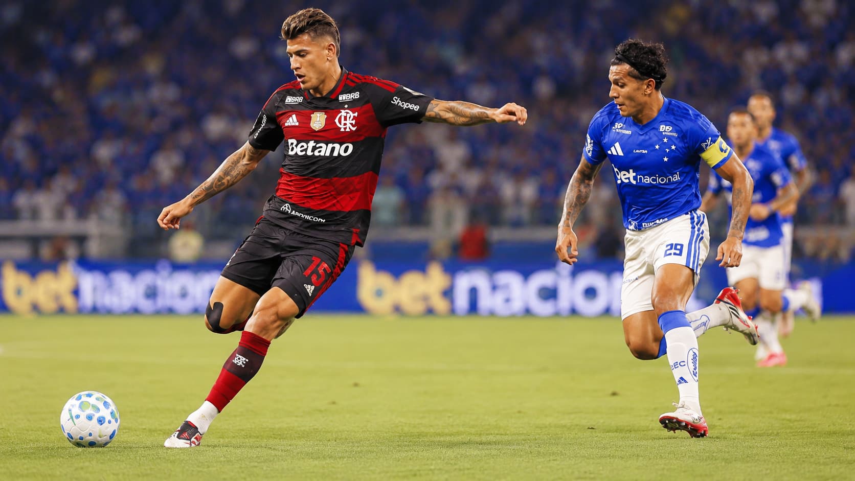 Flamengo avança à semifinal da Libertadores mesmo com um a menos; Arrascaeta salva o time