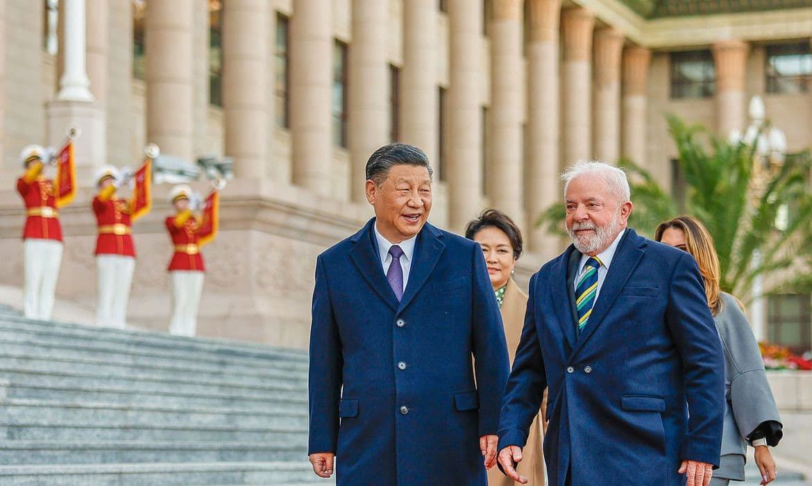 Lula e Xi Jinping discutem zona de comércio entre Brasil e China