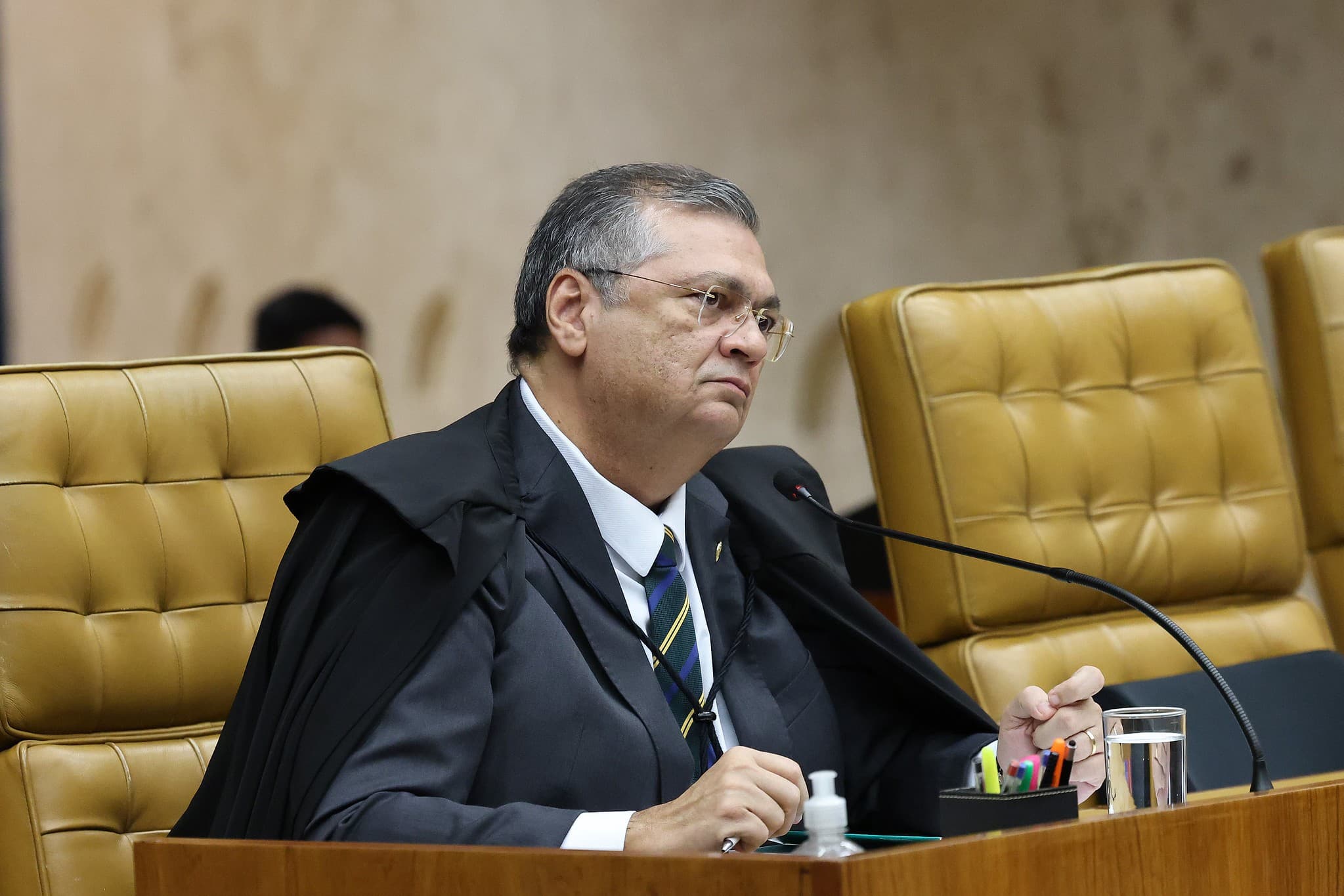 Flávio Dino pede adiamento de julgamento e critica atuação de Fachin