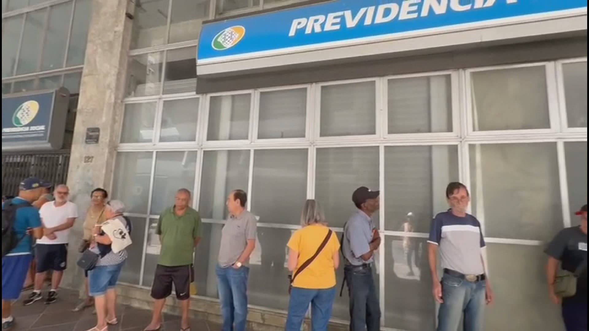 Brasil mantém salário mínimo em R$ 1.621 com política de reajuste real