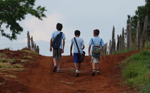 Novo projeto proíbe fechamento de escolas no campo e indígenas