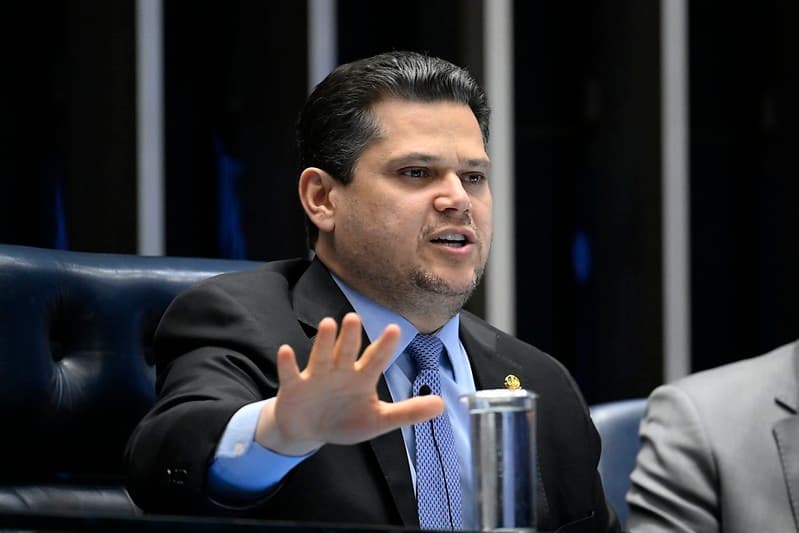 Davi Alcolumbre defende Moraes e ameaça Flávio Bolsonaro