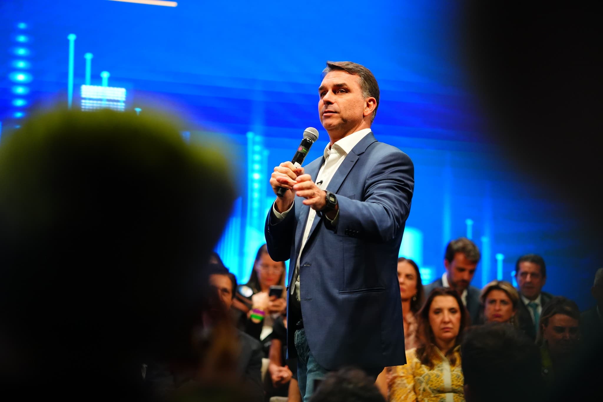 Flávio Bolsonaro é ligado a conta bancaria investigada pela PF