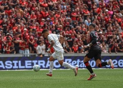 Athletico-PR vence Chapecoense e sobe na tabela