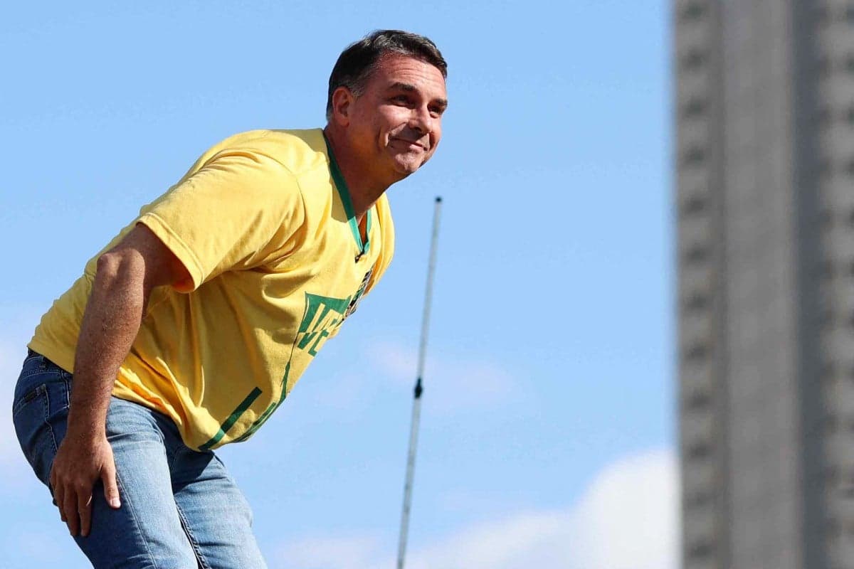 Flávio Bolsonaro é associado a encontros com garotas de programa e intermediação no STF