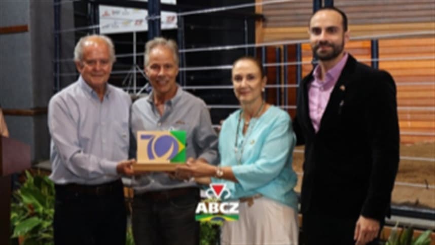 Arnaldo Borges recebe prêmio Guzerá de Ouro em Uberaba