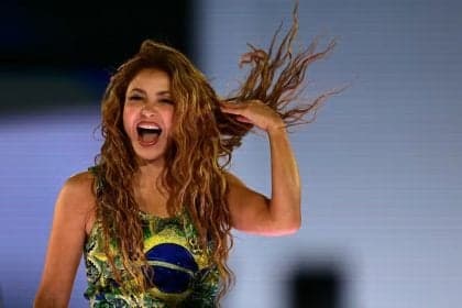 Shakira encanta 2 milhões na praia de Copacabana com show histórico