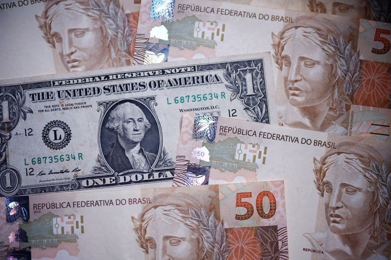 Dólar inicia quarta em leve alta antes de decisões sobre juros