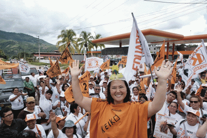 Candidatos disputam presidência em clima de desconfiança no Peru