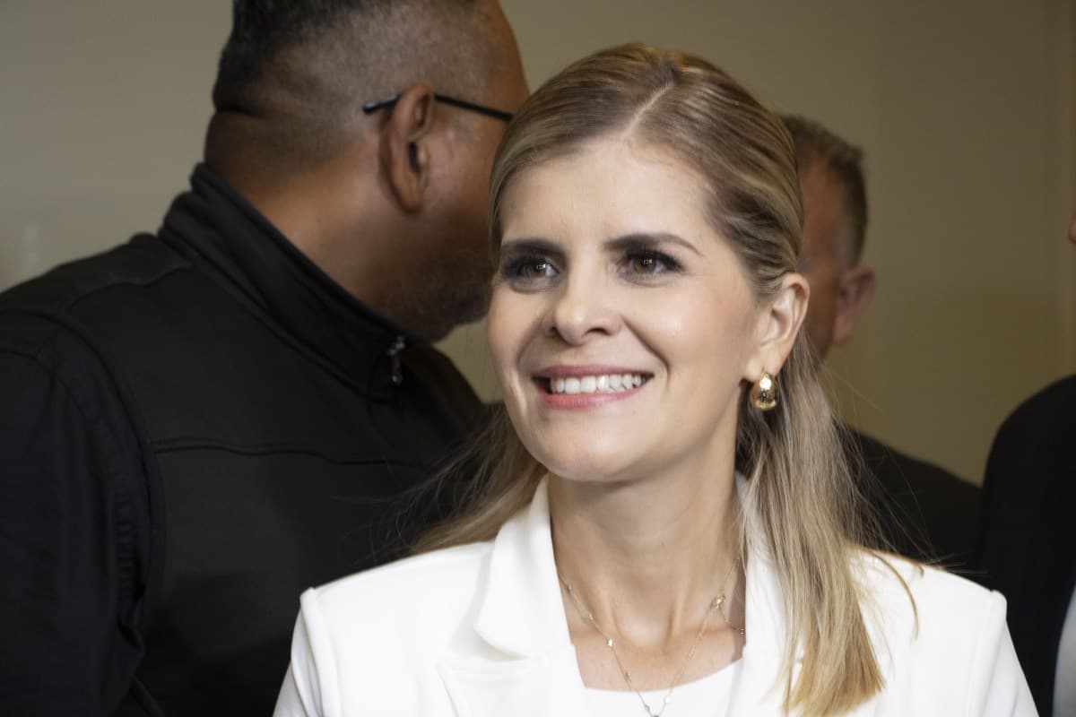 Laura Fernandez discute segurança com EUA, mas sem acordos firmados