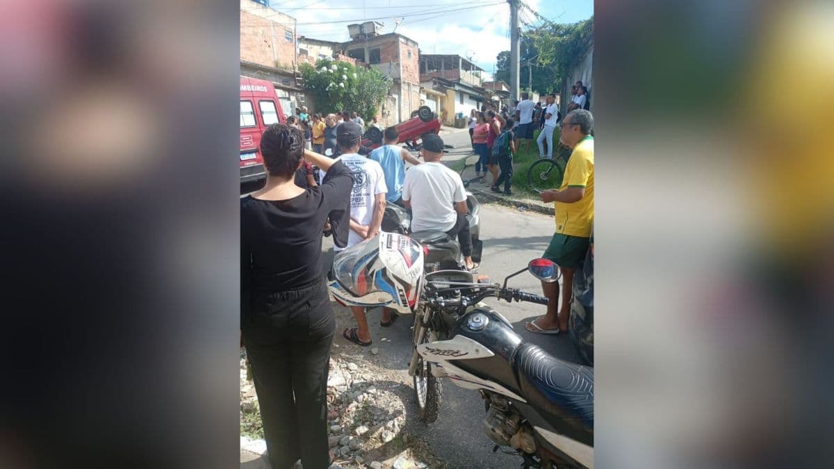 Acidente com carro escolar em São Gonçalo deixa três feridos
