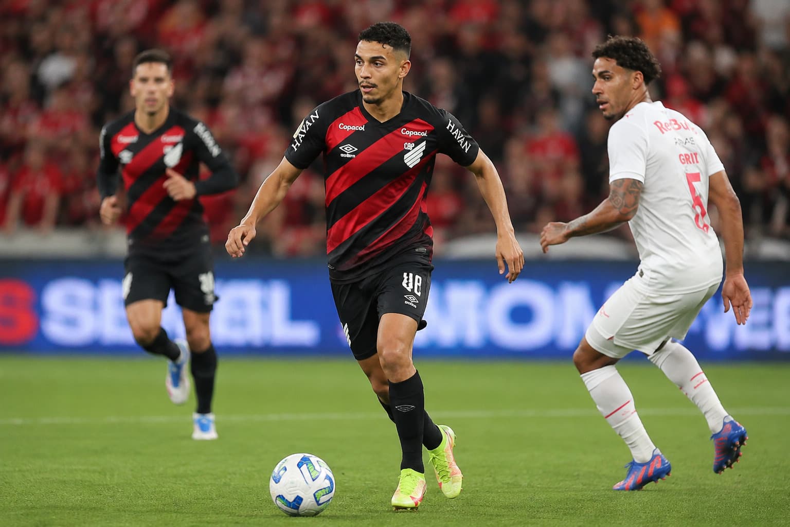 Athletico-PR vence Bahia, assume 3º lugar e ganha fôlego para duelo com Atlético-MG