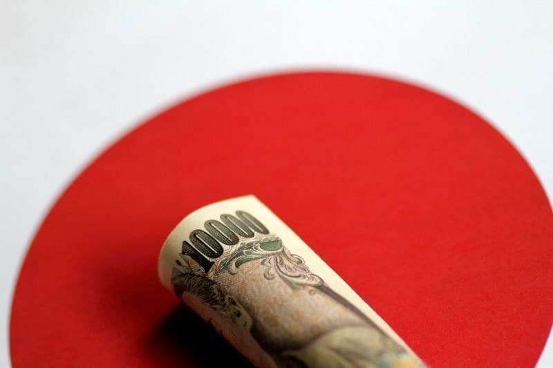Dólar cai para 154,05 ienes, o menor nível desde fevereiro